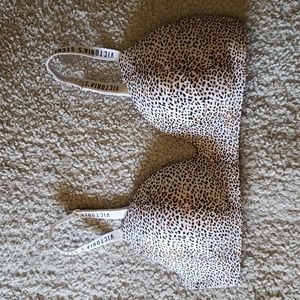 NWOT VS Logo T-Shirt Lightly Lined Wireless Bra